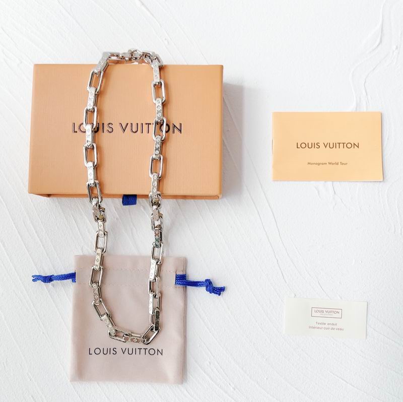 LV Necklace 03lyr658